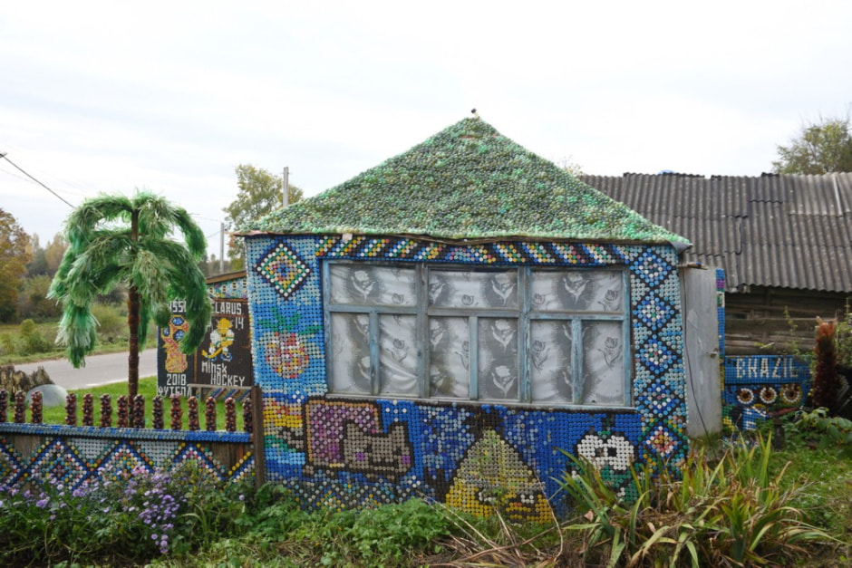 Дом обитый пластиковыми крышками 19.jpg