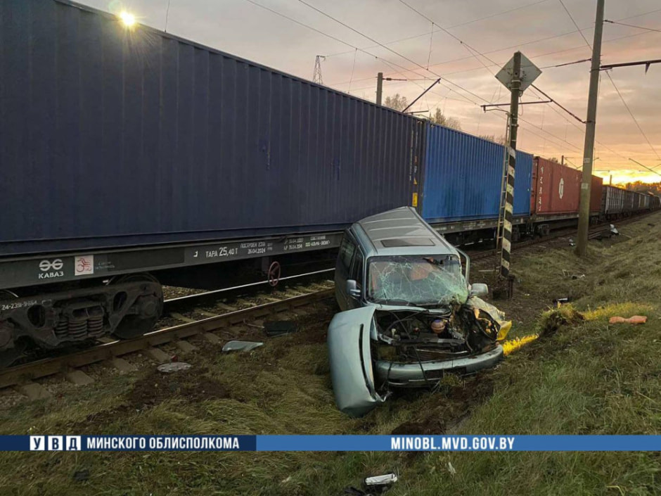 В Борисовском районе под грузовой поезд попал микроавтобус — водитель погибла.jpg