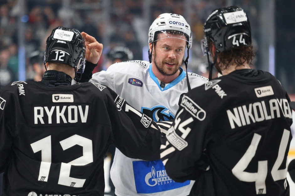 4-Капитан Андрей Стась поздравляет игроков Трактора с выходом в следующий раунд.jpg