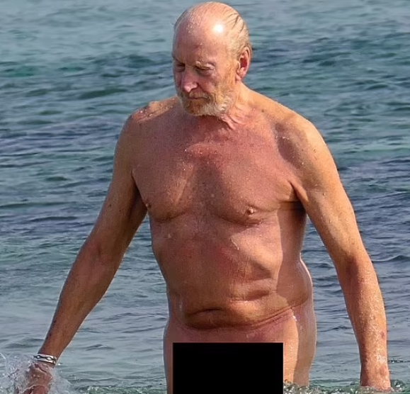 Главного Ланнистера папарацци засняли на нудистском пляже (3).PNG