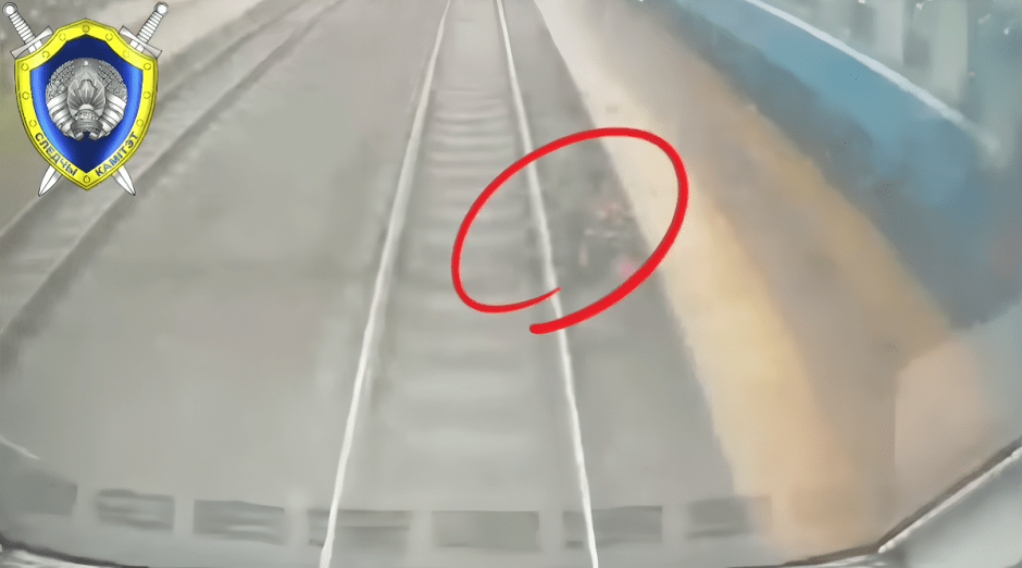 мужчина на рельсах.png