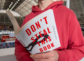 10 тысяч писателей выпустили книгу без текста. Внутри – только их имена