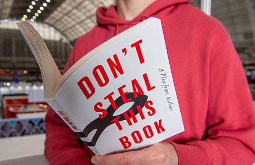 10 тысяч писателей выпустили книгу без текста. Внутри – только их имена