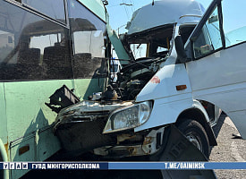 Транспорт всмятку, люди в больнице. В Минске маршрутка врезалась в троллейбус
