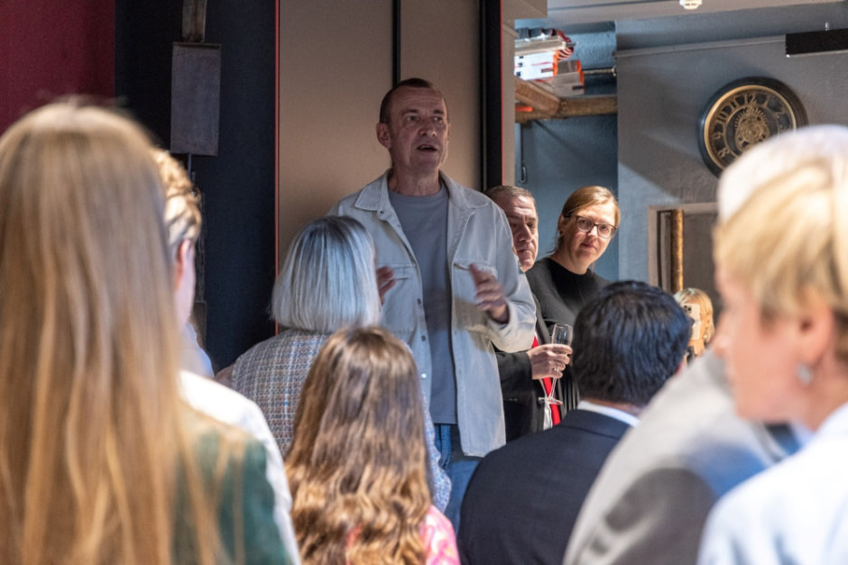 Художник Валерий Песин в галерее SmART 1.jpg