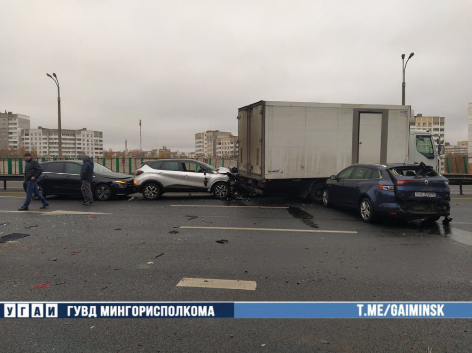 На МКАД столкнулись шесть автомобилей (3).jpg
