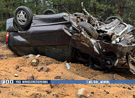 Под Логойском Mercedes опрокинулся после съезда с дороги. Водитель погиб