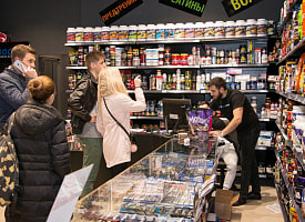 Нарушения везде, просрочка на 9,2 тыс. рублей. МАРТ проверил магазины с БАДами и спортивным питанием по всей Беларуси