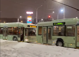 Снег и ветер парализовали общественный транспорт в Минске: утром остановились десятки маршрутов