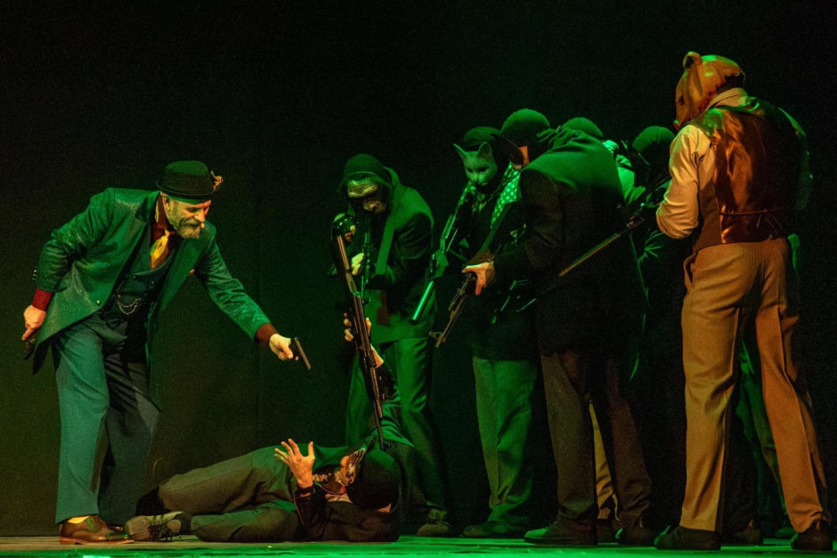 Шахматы, ИИ и стрельба: как выглядит комедия абсурда про пенсионеров в театре Горького