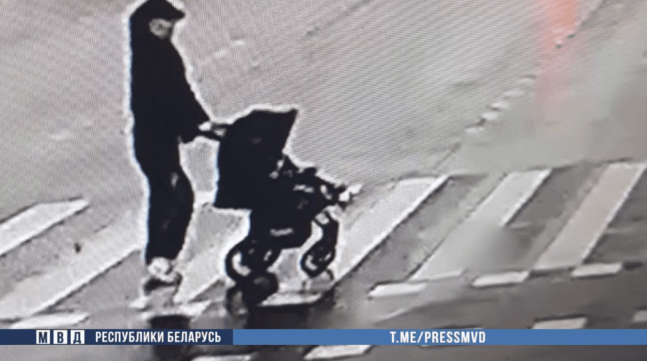 Перевозила наркотики в детской коляске.png