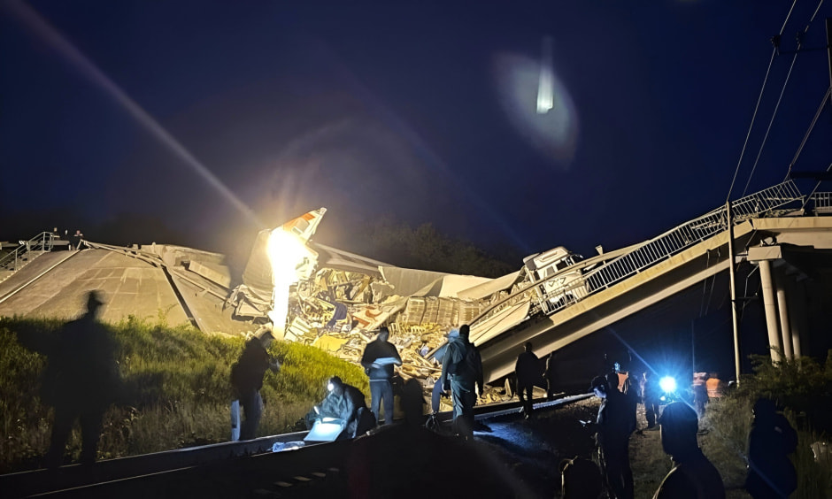 Мост рухнул на пассажирский поезд