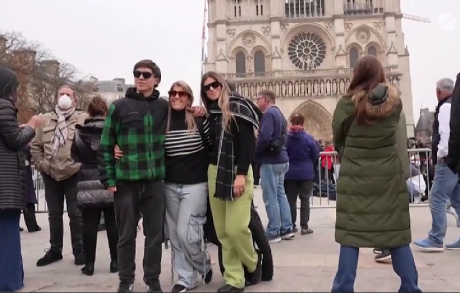 Колокола собора Нотр-Дам-де-Пари впервые зазвонили после пожара (2).png