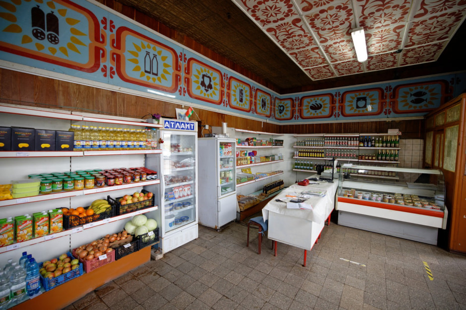 Продавец в сельском магазине 2.jpg