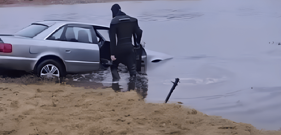 машина в воде.png