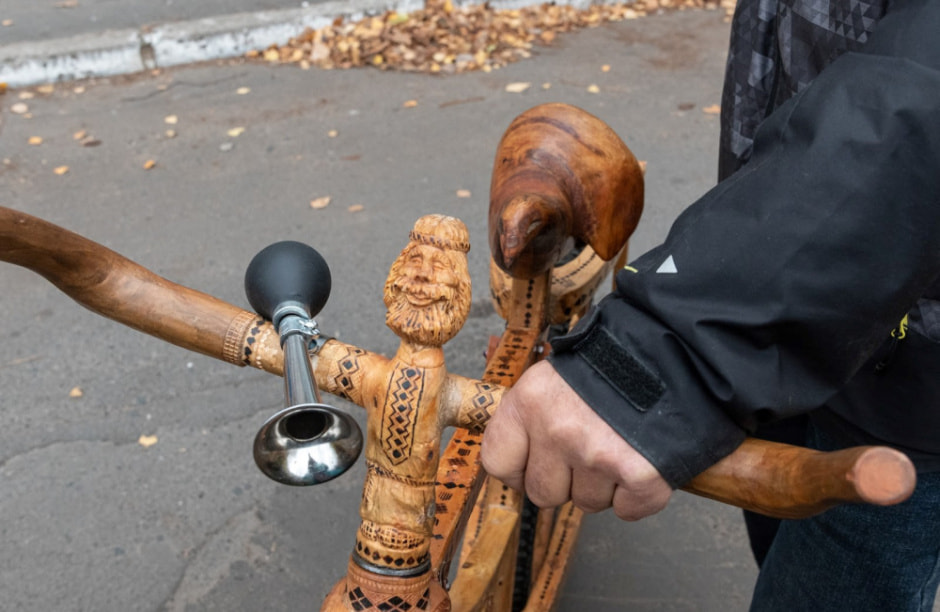 Мирослав Мостовой и деревянный велосипед 2.jpg