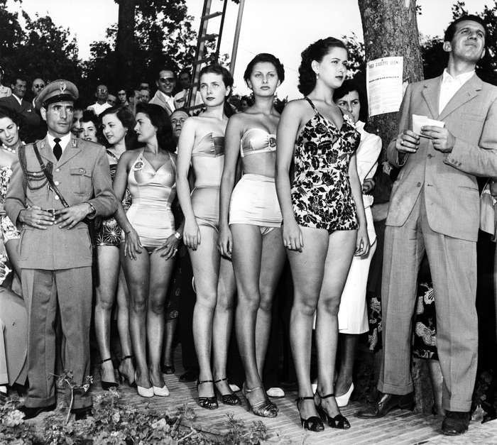 Софи Лорен на конкурсе красоты.jpg