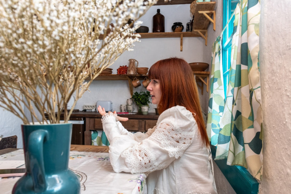 Девушка и деревенская хата в Ягодках 7.jpg