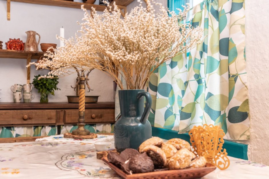 Девушка и деревенская хата в Ягодках 30.jpg