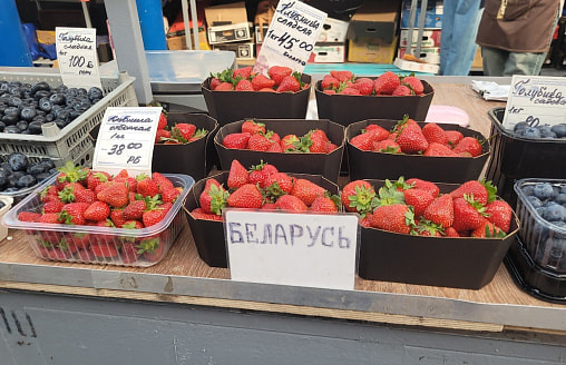 Греческая клубника – почти даром. Почём на Комаровке продают белорусскую и подешевела ли голубика?