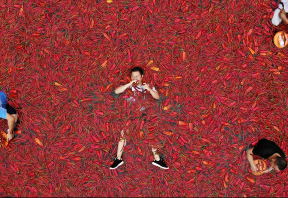 участники конкурса по поеданию перца чили в китае