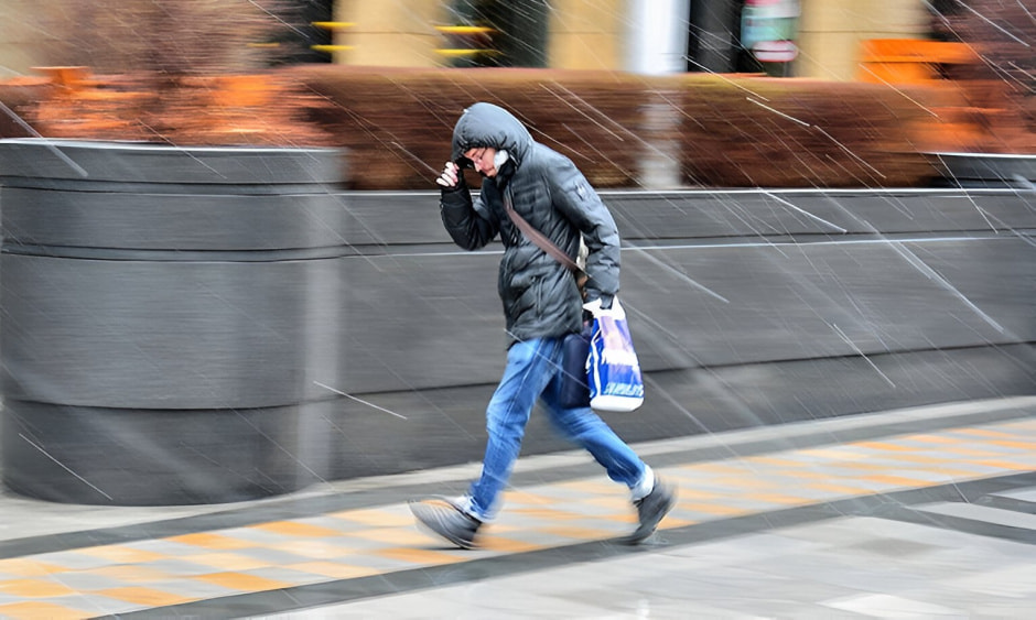 Человек под мокрым снегом