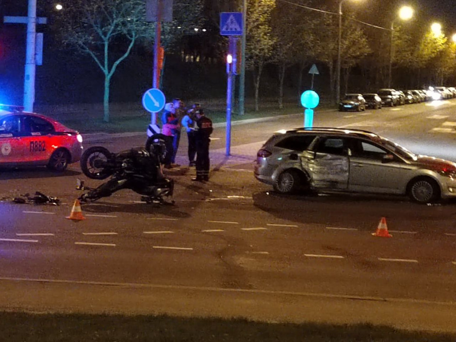 В Минске на пересечении улиц Ольшевского и Жудро столкнулись Yamaha и Ford (1).jpg