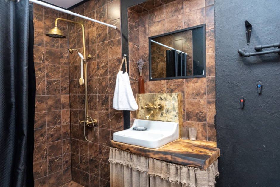 Девушка и деревенская хата в Ягодках 23.jpg