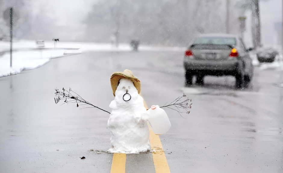Снеговик на дороге