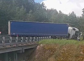 Фура перекрыла трассу под Мяделем: водители объезжают через Вилейку и Молодечно