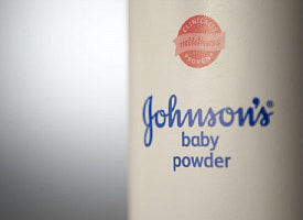 За детскую присыпку Johnson & Johnson выплатит $5,5 млрд: тысячи женщин связали ее с раком 