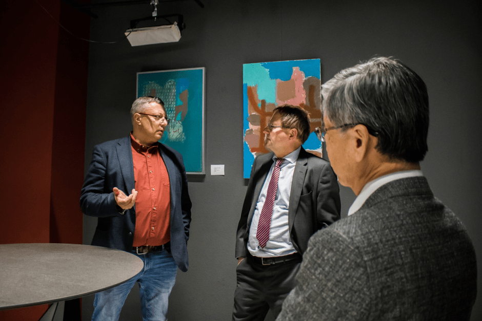 Выставка Кирилла Хлопова_гости 16.png