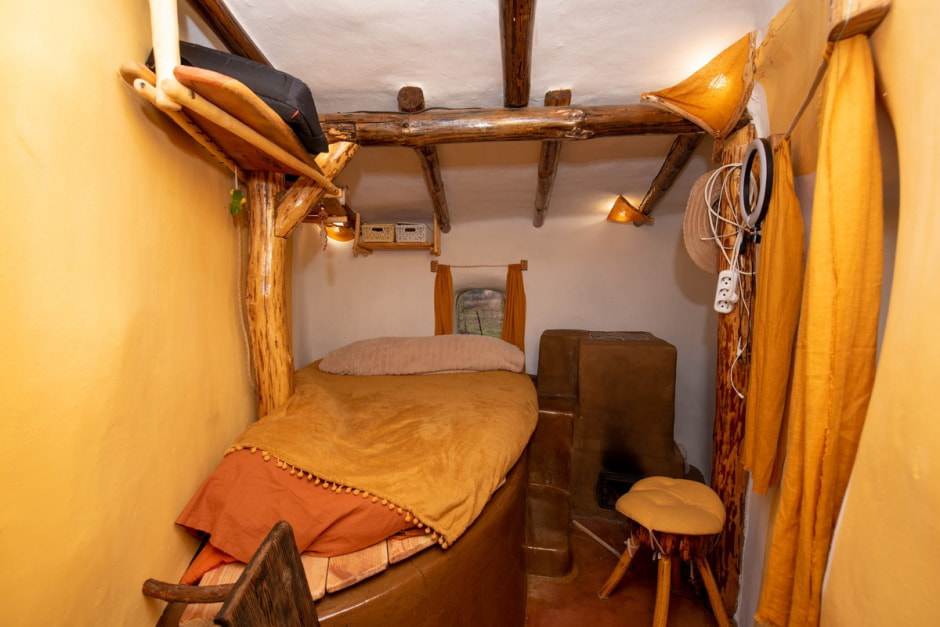 Парень построил дом из глины 22.jpg