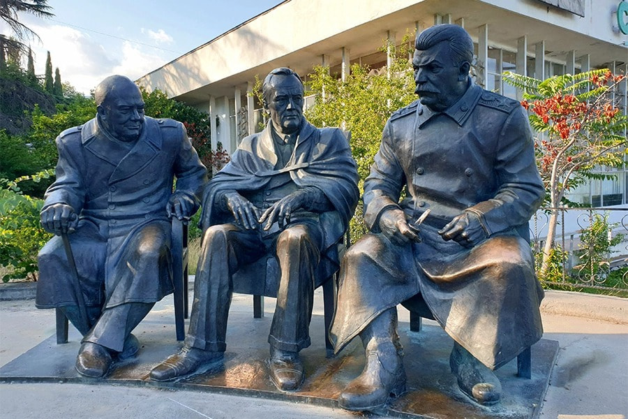 Памятник Сталину, Рузвельту и Черчиллю, по мотивам Ялтинской конференции в Ялте.