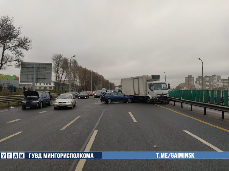 На МКАД столкнулись шесть автомобилей (2).jpg