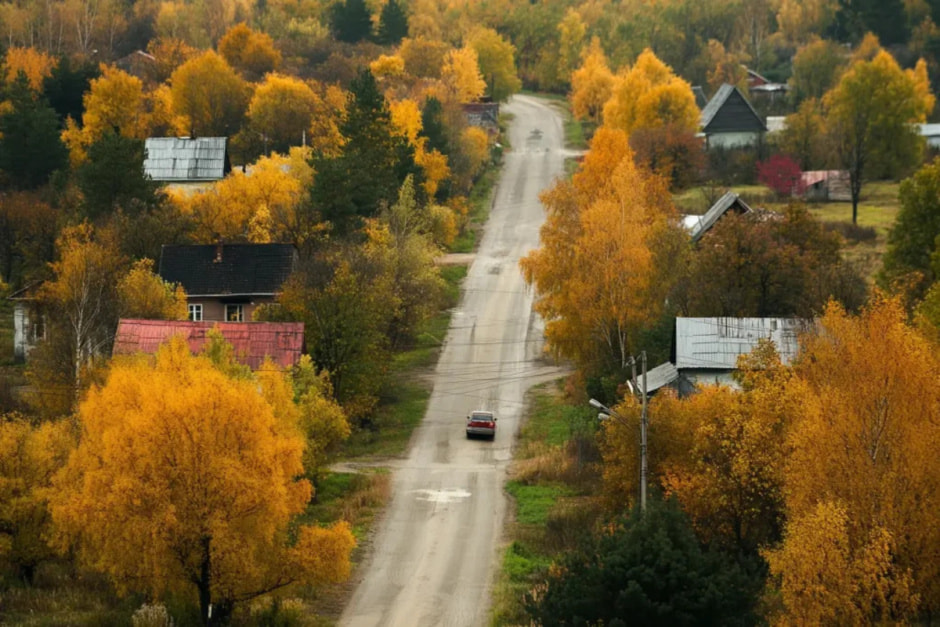 машина-едет-осенью по дороге