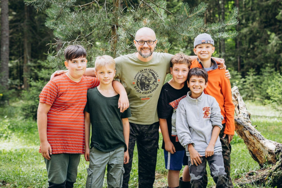 4-Дмитрий Шуканов с воспитанниками.jpg