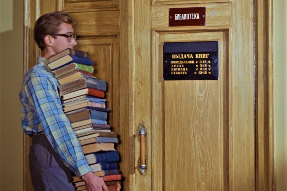 3-Со стопкой книг в библиотеку.jpg
