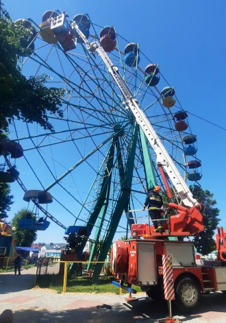 Девушки в Хотимске застряли на колесе обозрения.PNG