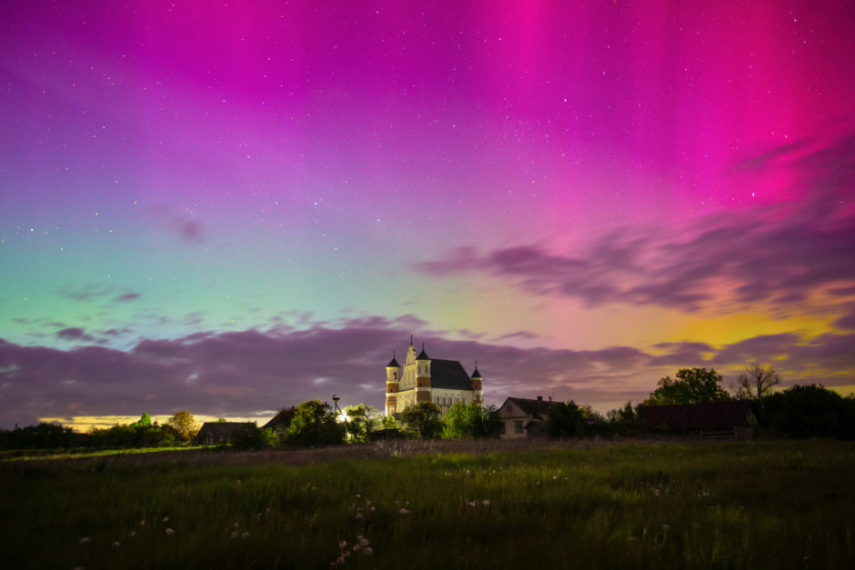 19-Полярное сияние над церковью в Щучинском районе.jpg