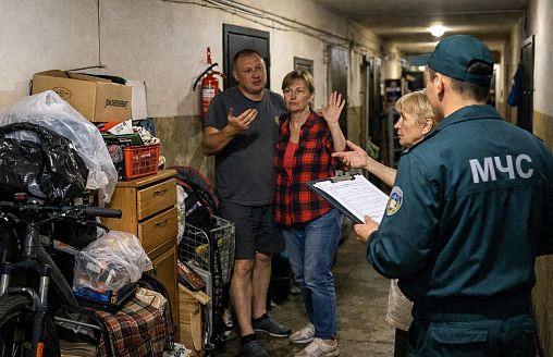 “Они никому не мешают”: можно ли хранить вещи в общем коридоре – в МЧС рассказали