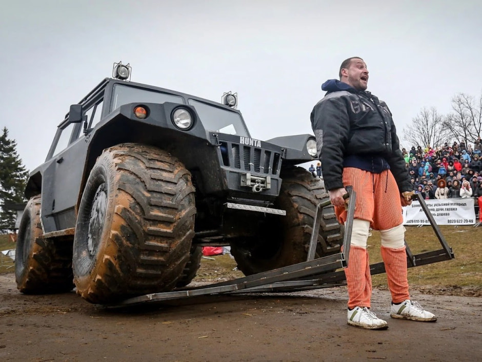 6-Кирилл Шимко и внедорожник.jpg
