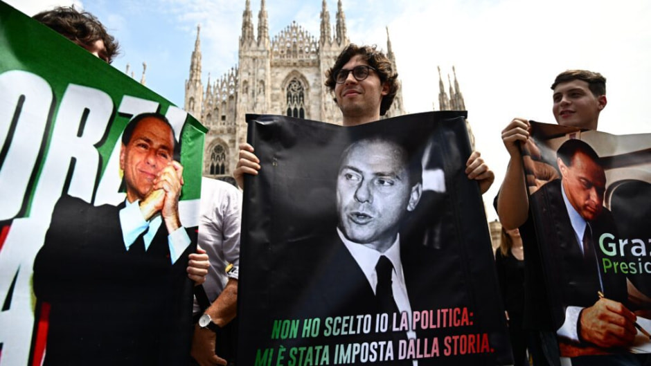 berlusconi_funeral_afp_mourners_banners-1024x576.jpg