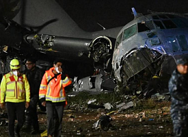 Военный самолет с грузом денег разбился в Боливии: купюры пытались унести