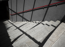 Мужчина умер в подъезде минской многоэтажки ­– кто он, устанавливали по отпечаткам пальцев