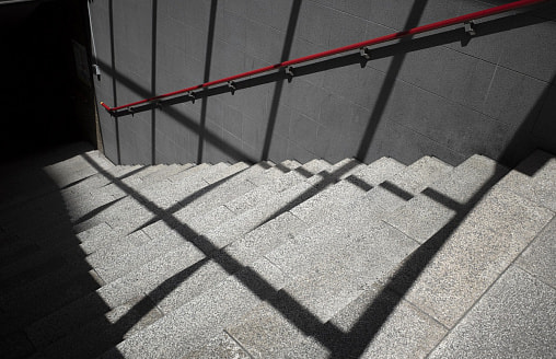 Мужчина умер в подъезде минской многоэтажки ­– кто он, устанавливали по отпечаткам пальцев