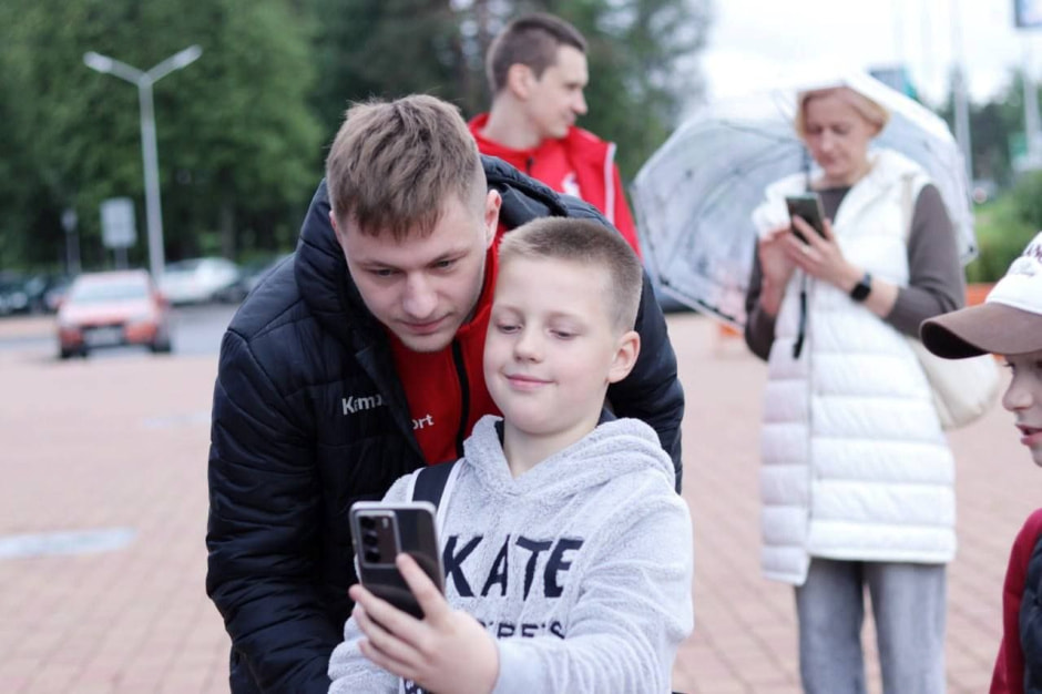 3-Тимофей Баранчик делает селфи с юным болельщиком.jpg