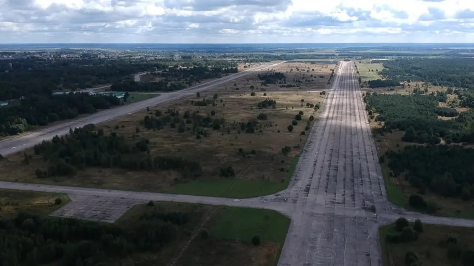 Взлетно-посадочная полоса.jpg