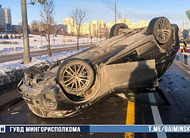 BMW перевернулся на проспекте Победителей в Минске – водителя ослепило солнце