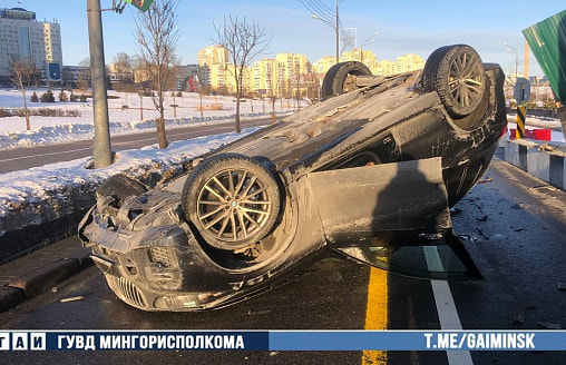 BMW перевернулся на проспекте Победителей в Минске – водителя ослепило солнце